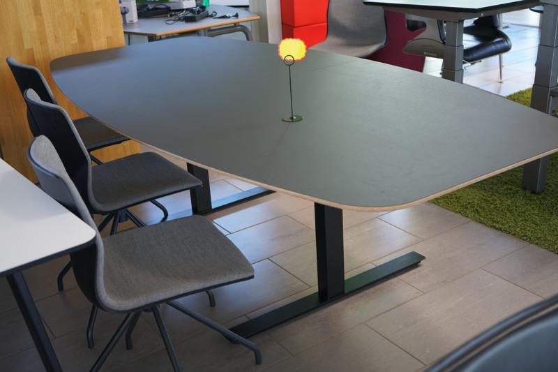 Skrå visning af Fumac konferencebord i sort linoleum med birkekant og sorte ben – tøndeformet bord 240x110 cm.